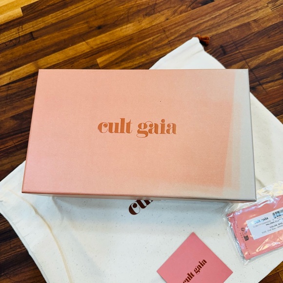 NEW - Cult Gaia Metallic Gold Paloma Wavy Clutch - Picture 10 of 16